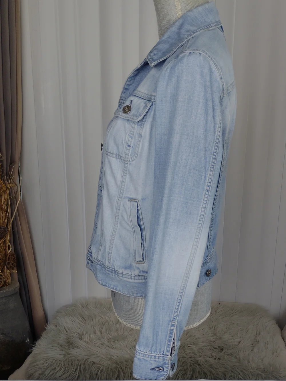 Tommy Hilfiger Women's Vintage Light Wash Denim Jacket.